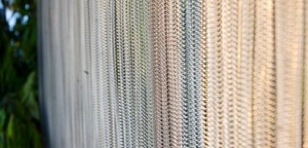 How can wire mesh curtains be utilised in architecture and interior design?